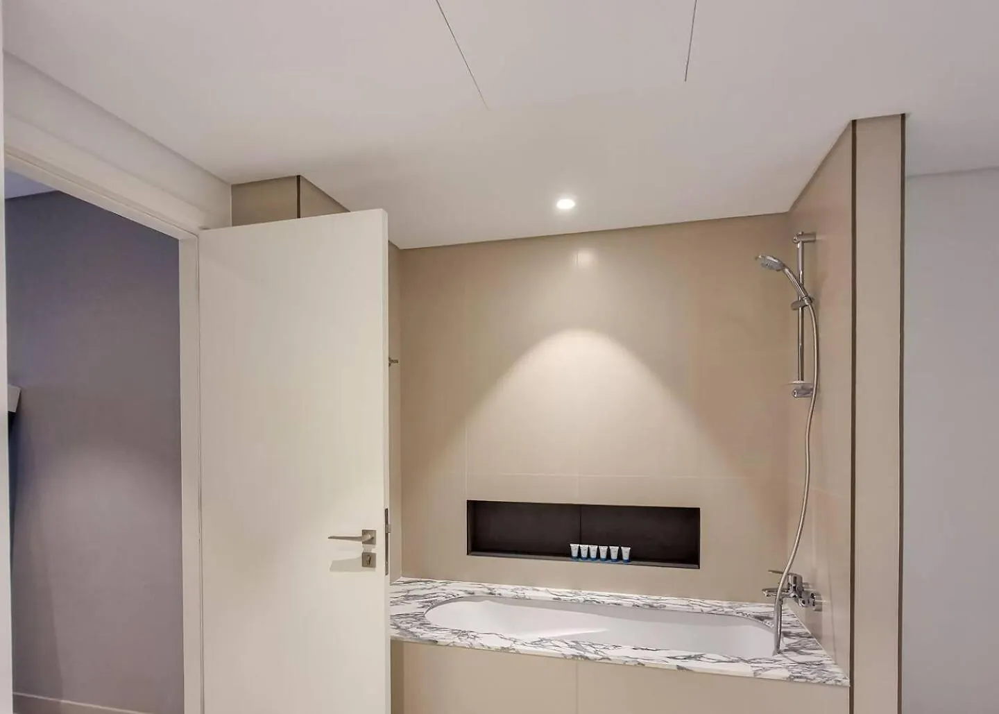 Lägenhet Like Home - 5805 Contemporary 3-Bhk With Subtle Creek Views At The Grand Dubai